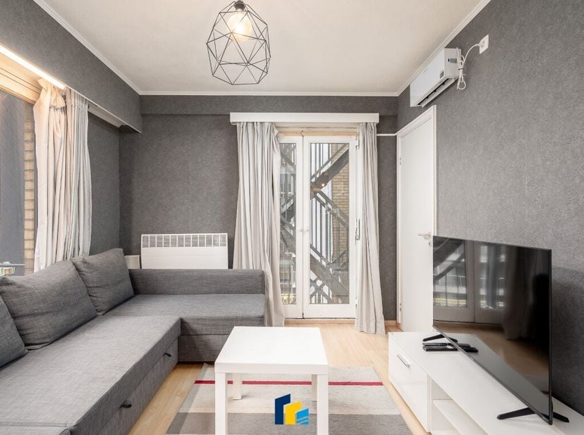 Welkom in dit charmant appartement dewelke te koop staat in het bruisende Blankenberge, waar de zeebries en de warme sfeer samenkomen. Gelegen in het
