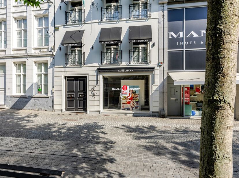 Bent u op zoek naar een commerciële toplocatie in het hart van Aalst? Dan is dit uitzonderlijke handelspand in de Nieuwstraat beslist een unieke oppor