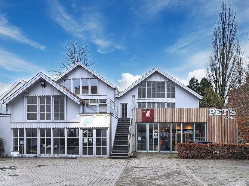 <br />
1/ Yogacentrum van ca. 435m² + 120m² terrassen<br />
<br />
<br />
Gelijkvloers van 101m² met ontvangst en showroom, kleedkamers M/V, douches e
