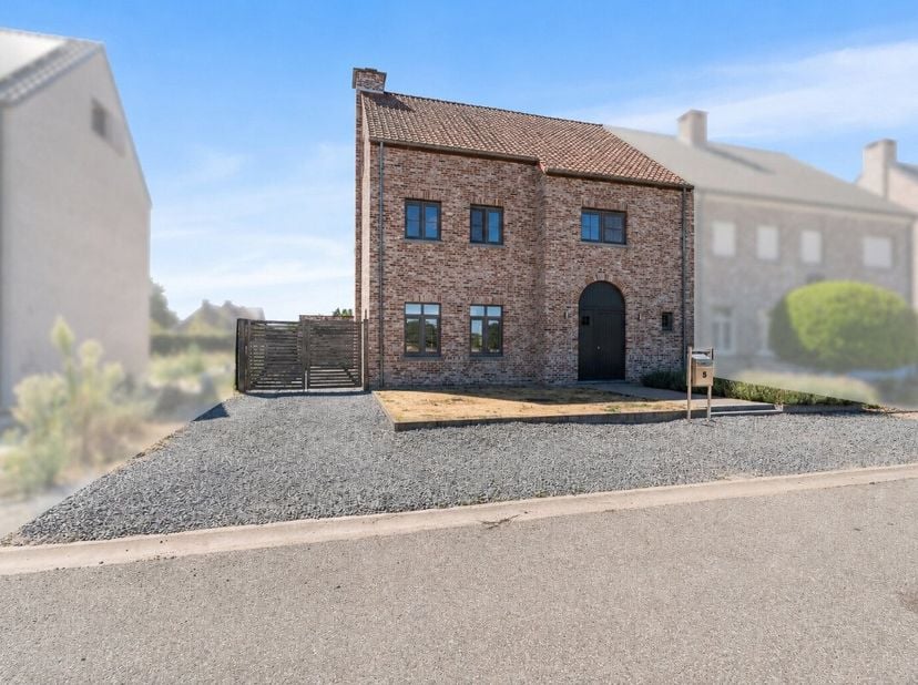 Op zoek naar een ruime en energiezuinige woning met een zonnige tuin in Grote-Brogel? Deze instapklare halfopen woning uit 2012 biedt maar liefst 265