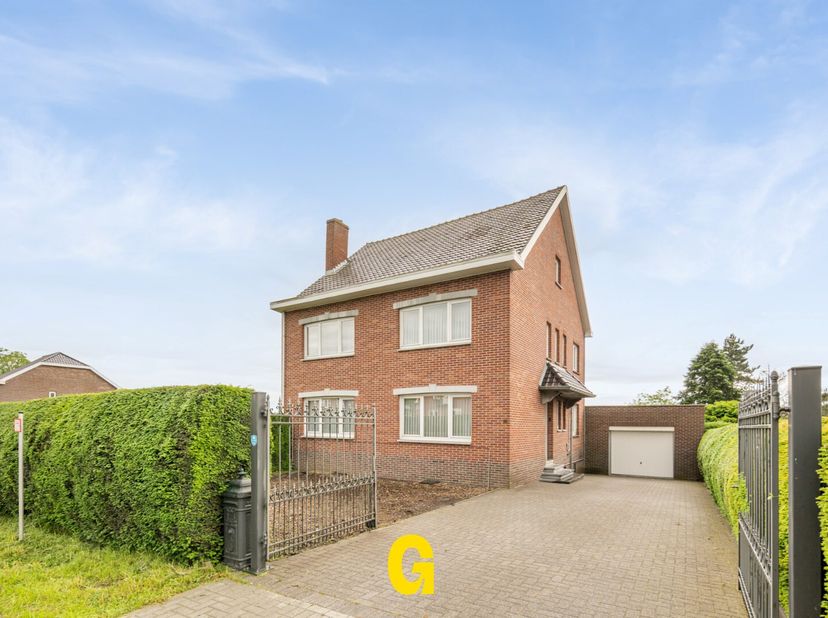 Langs de Maastrichtersteenweg ter hoogte van nummer 249 bevindt zich deze half vrijstaande woning met 4 slaapkamers en uitbreidingsmogelijkheden op zo