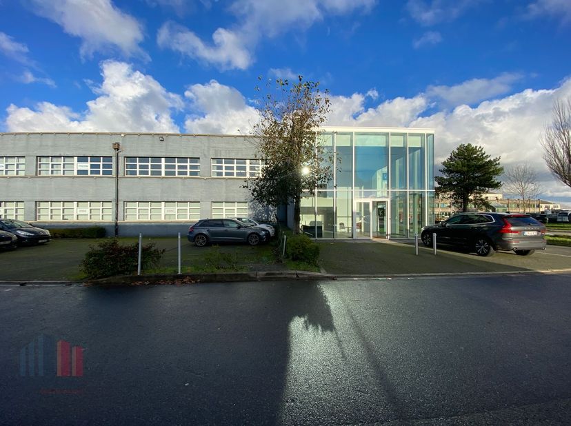 Espace de bureau facilement accessible de 20 m² (et plus, jusqu'à 79 m²) à louer le long de la Pathoekeweg et à peine à 3,5 km de l'autoroute. L'espac