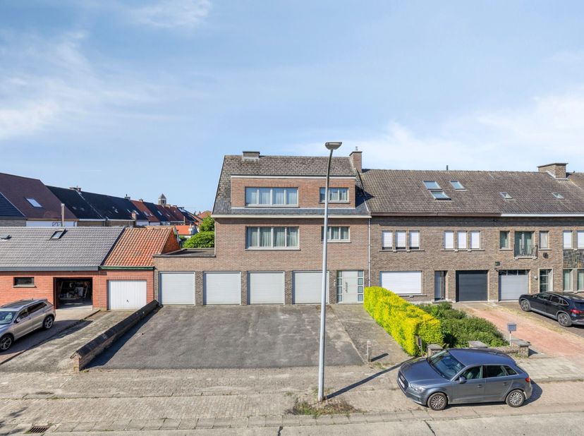 Deze woning is gelegen in de Bulkendreef in Oudenaarde, een enorm gegeerde locatie dankzij zijn sterke ligging, de nabijheid van het centrum van Ouden