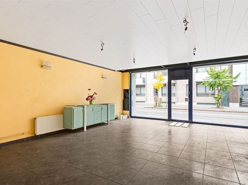 Gelegen op de Turnhoutsebaan in Deurne, geniet dit handelspand van een uitstekende zichtlocatie met veel passage en bereikbaarheid.<br />
Binnenkomen