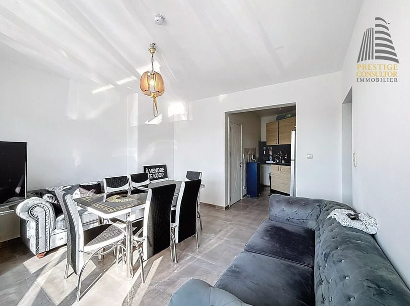 ANDERLECHT - REF: 87145493 - CHARMANT STUDIO MET UITZICHT OP HET KANAAL !!<br />
Gelegen op de eerste verdieping van een kleine mede-eigendom, ontdek