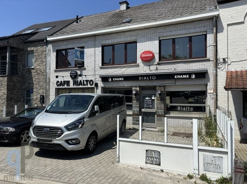 Dit ruim pand beschikt naast de gelagzaal over een inpandige garage met doorrit naar de binnenkoer. De achterbouw&amp;nbsp; herbergt nog tal van bergingen