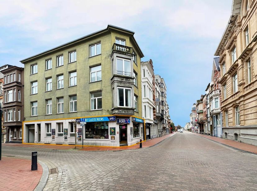 Dit unieke handelspand in het hartje van Blankenberge, is perfect gelegen op een kruispunt vlakbij zowel het bruisende centrum als de Zeedijk. Met zij