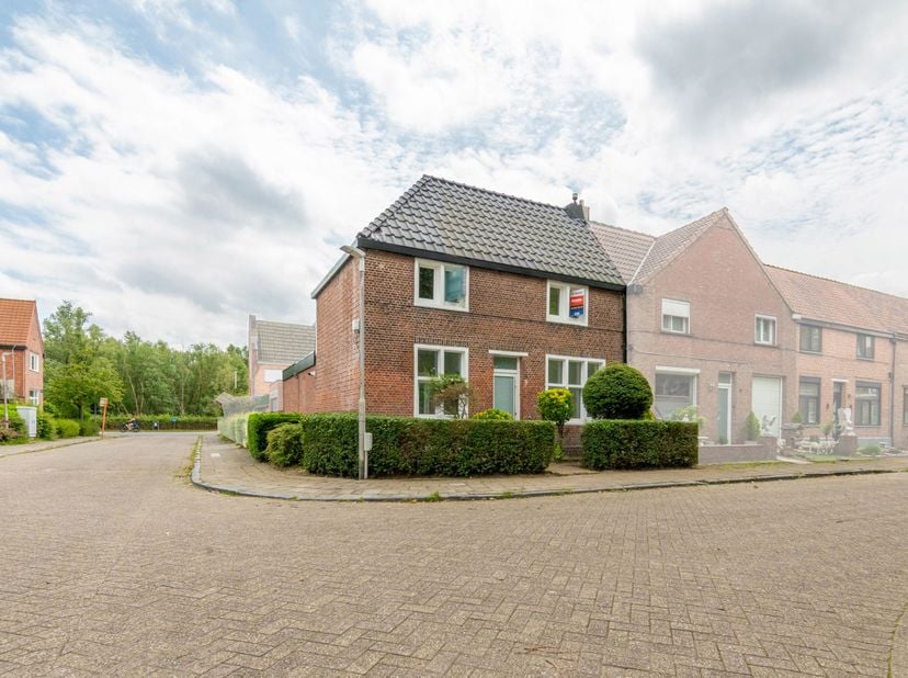 Gezellige gerenoveerde woning op rustige ligging.<br />
Aan het Achturenplein in Niel bevindt zich deze verzorgde woning die recent een totaalrenovati