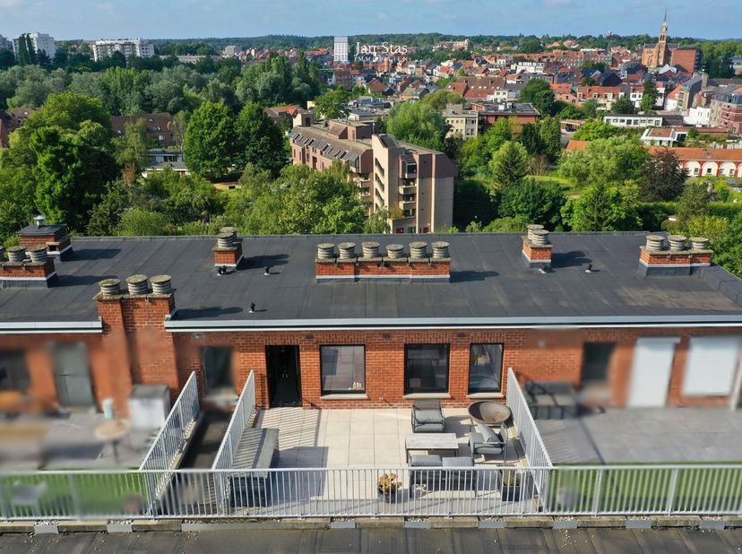 Dit recent stijvol gerenoveerde penthouse appartement is gelegen op de zevende en hoogste verdieping van een gebouw gelegen aan de Leuvense stadsring.