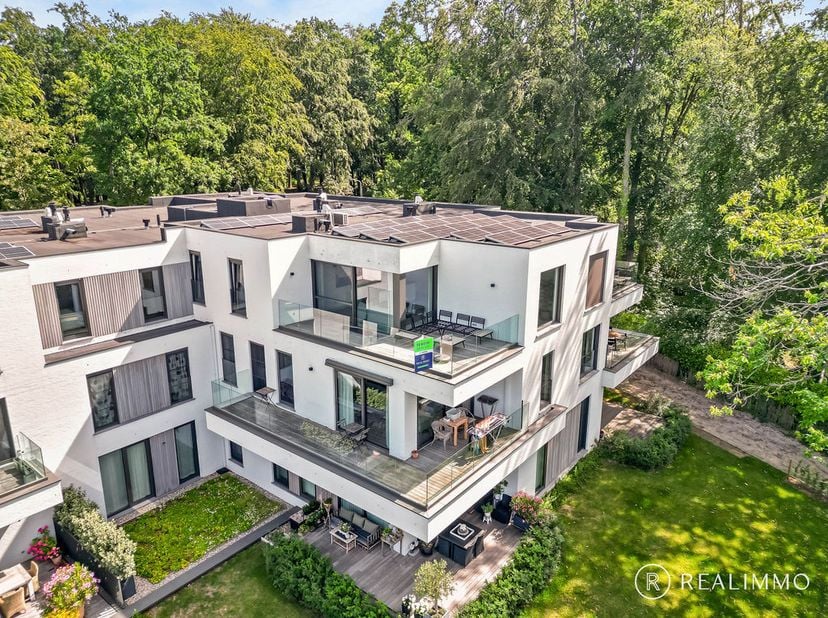 Droomt u van een stijlvolle woonst midden in het groen, waar rust, luxe en comfort perfect samenkomen? Dan is dit uitzonderlijke appartement (2023) op