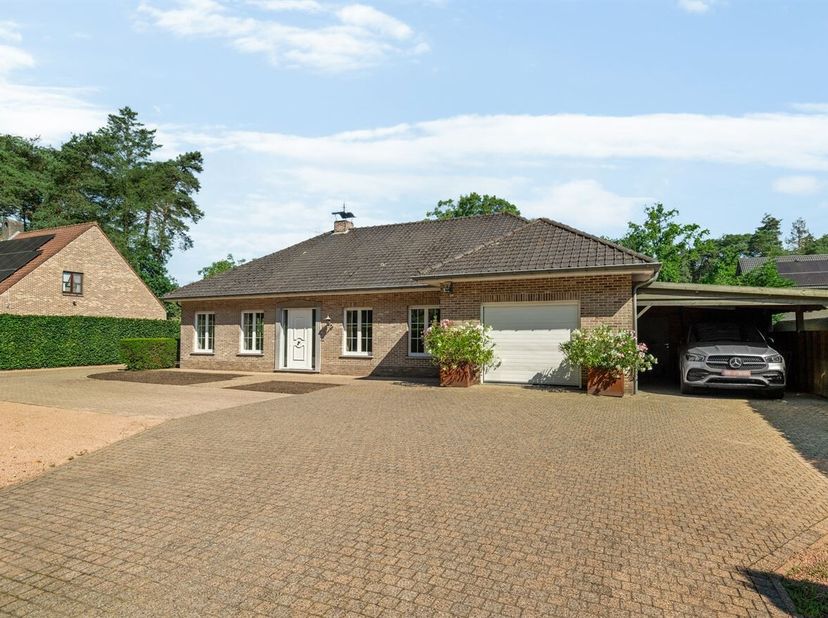 Deze ruime gezinswoning aan de Herentalse Steenweg 53F in Grobbendonk biedt tal van mogelijkheden voor wie wonen en werken wil combineren. Dankzij de