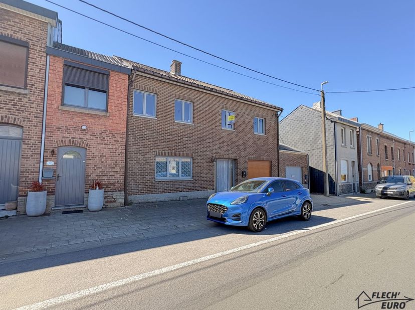 Idéalement située à proximité immédiate de toutes les commodités de Soumagne, cette charmante maison aux beaux volumes saura vous séduire par son pote