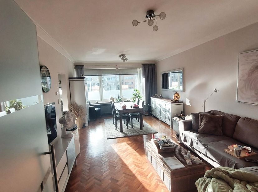 Welkom in Merksem, waar dit appartement ,een warm thuisgevoel ademt. Stel je voor: ochtendlicht dat zacht door de slaapkamer stroomt, en jij je eerste