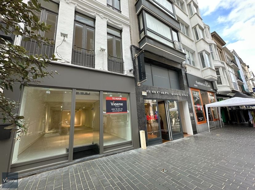 Instapklaar handelspand met een uiterst commerciële ligging - strategisch gelegen in de onmiddellijke nabijheid van het Casino-Kursaal en het Marie-Jo