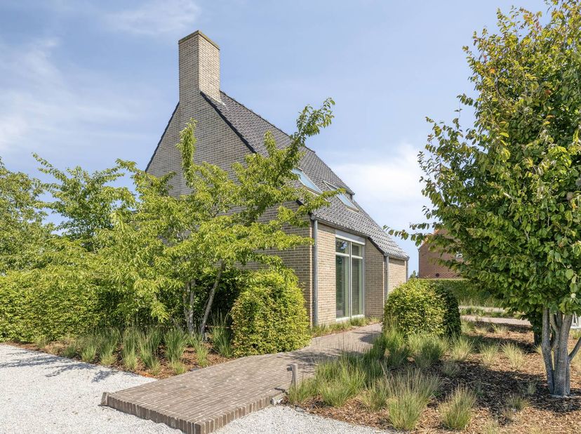 Dit unieke vastgoed, te koop in Wingene, combineert een bewoonbare oppervlakte van 268 m² met  wooncomfort en een uitzicht over de achterliggende veld