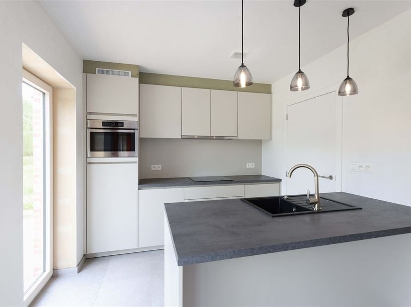 Moderne en energiezuinige woning met 3 slaapkamers in een rustige woonomgeving<br />
<br />
Omgeving:<br />
+ Gelegen in een rustige en doodlopende