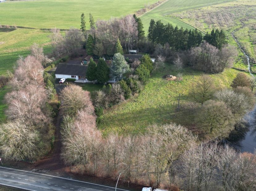 ERA BLUX vous présente cette maison de plain-pied située à Bastogne, implantée sur un terrain exceptionnel de ± 1,5 hectare, entièrement situé en zone