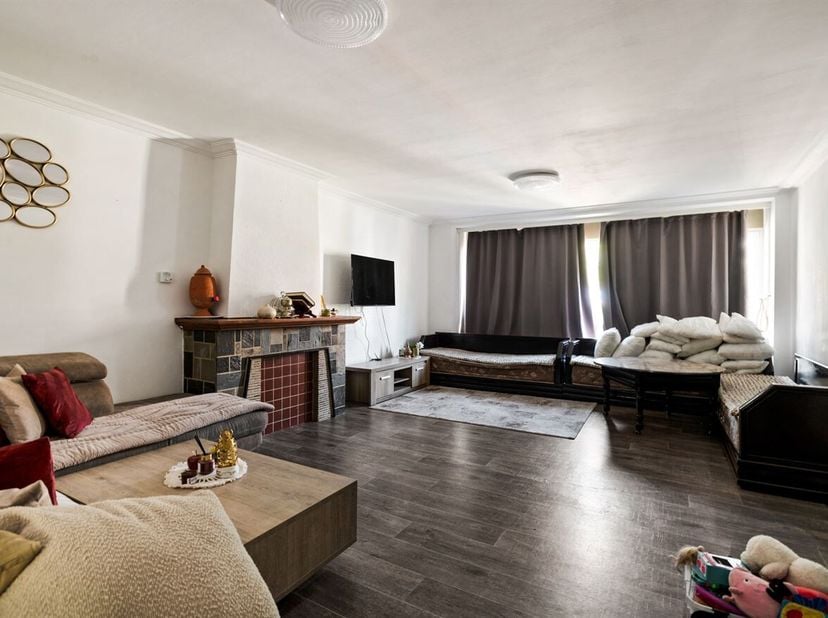 Opbrengsteigendom bestaande uit 4 verhuurde appartementen<br />
Indeling gelijkvloers<br />
Via de gemeenschappelijke inkomhal heeft u toegang tot de