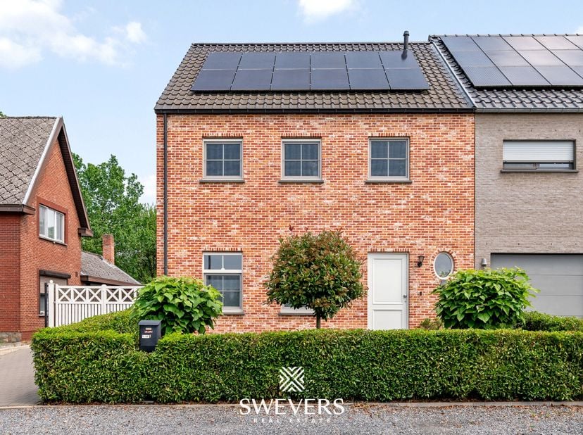 Voor meer info en fotos, surf naar www.swevers.be  Deze instapklare halfopen bebouwing in de Verbindingsstraat 23 B in Beringen combineert ruimte, com