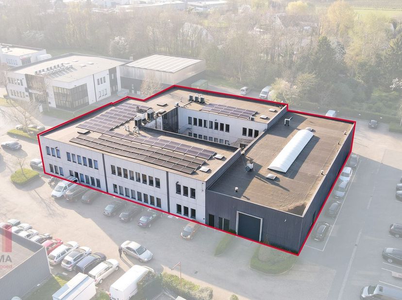 Immeuble commercial magnifiquement situé avec 1 773 m² d'espace de bureaux et 455 m² d'espace de stockage à louer, visible depuis la très fréquentée P
