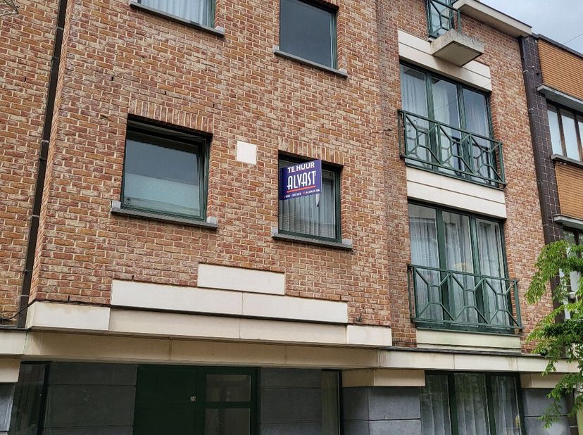 Appartement te huur centrum Diest met 2 slpk<br />
Dit appartement is gelegen op de 1ste verdieping van een gebouw met 3 etages.  Er is een lift.<br /