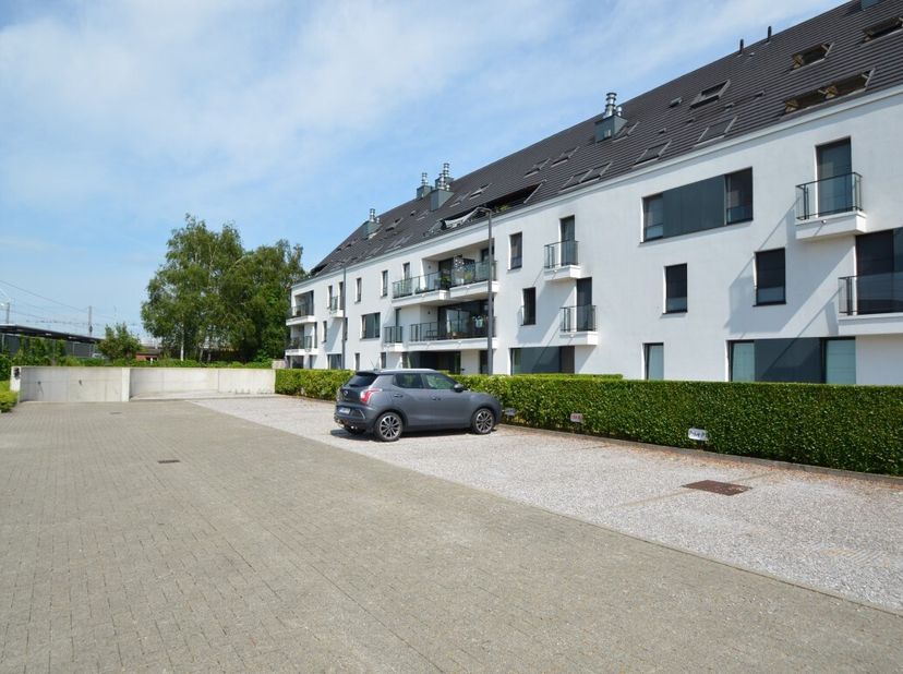 Open autostandplaats gelegen te Sint-Jorisstraat 4-6 Beernem, vlak naast het station.<br />
Vlotte verbinding naar E40 Oostende-Brussel.<br />
Huurpri