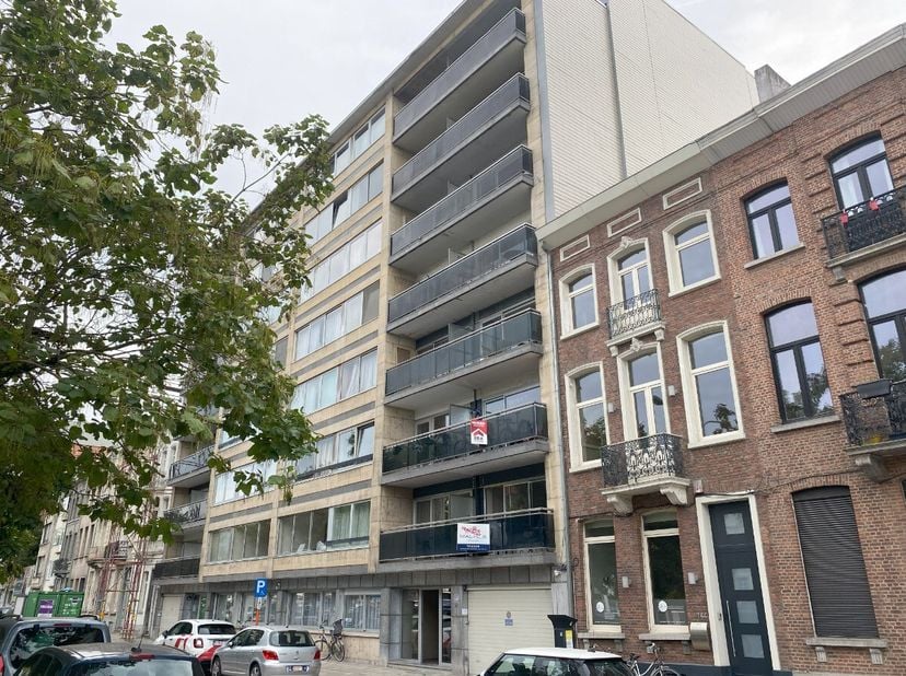 Dit aangename appartement bevindt zich in een rustige, residentiële omgeving. Dankzij de ligging aan de Koningin Astridlaan zijn openbaar vervoer, win