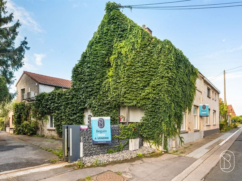 Charmante woning met 2 slaapkamers, tuin en parkeerplaats in Froyennes:<br />
<br />
Dit huis met twee gevels, gelegen in Froyennes, heeft een bewoo