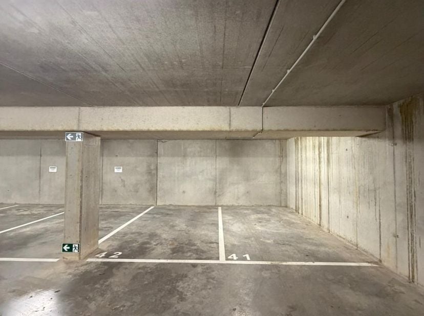 Bent u op zoek naar een eigen, praktische parkeerplaats in Genk?<br />
<br />
Dan bieden deze twee autostaanplaatsen aan het woonzorgcentrum Hof Van G