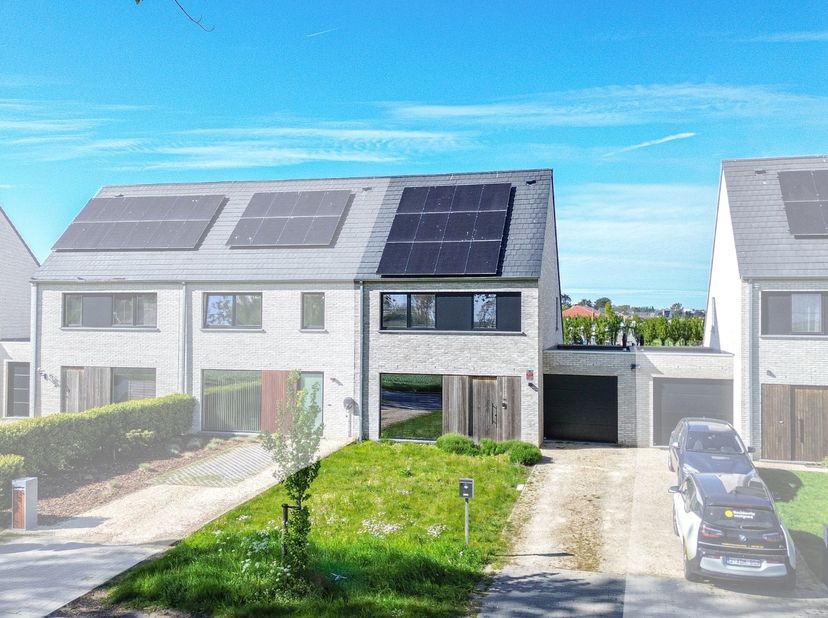 In de charmante badplaats De Haan, in de gegeerde wijk Vosseslag, bevindt zich deze recente halfopen bebouwing (2020) op een perceel van 443 m². De wo