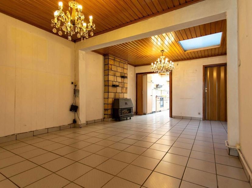 Deze woning ligt in het centrum van Aalst, op wandelafstand van winkels, scholen en openbaar vervoer. Ze beschikt over een ruime leefruimte, keuken me
