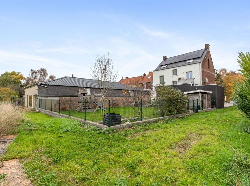 Goedgelegen TE RENOVEREN WONING met achteraan een POLYVALENTE ZAAL/FEESTZAAL/ATELIER, bereikbaar via achteruitweg! <br />
Overname aandelen. <br />