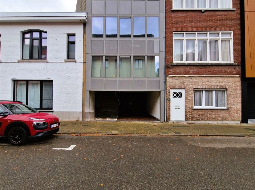 Gezellig 2-slaapkamerappartement met autostaanplaats in hartje Turnhout<br />
<br />
Ligging: Dit aangename appartement geniet een uitstekende liggi