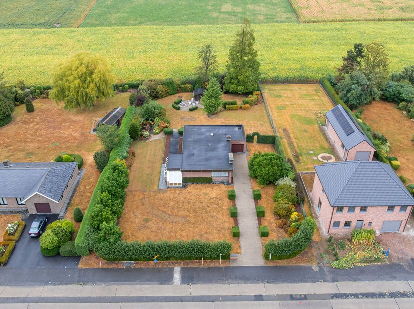 Op te frissen bungalow met 3 slaapkamers, ruime garage en oprijlaan.<br />
Troeven:<br />
- Ruim perceel van 2385 m2<br />
- Landelijk wonen (vergezic