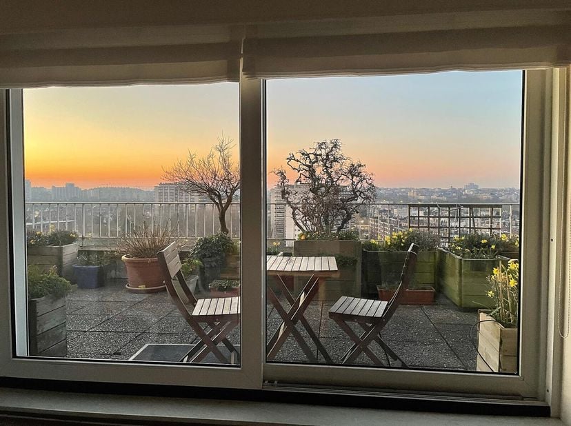 Dit schitterende penthouse, gelegen in het zeer gewilde Quartier des Fleurs, beschikt over een spectaculair terras van circa 93 m² en een adembenemend