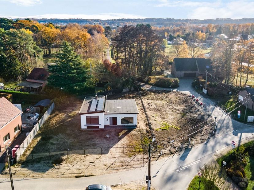 Deze jaren 70 woning werd volledig gestript en heropgebouwd tot een hedendaagse gezinswoning met het comfort van nieuwbouw. Structuur, technieken en a