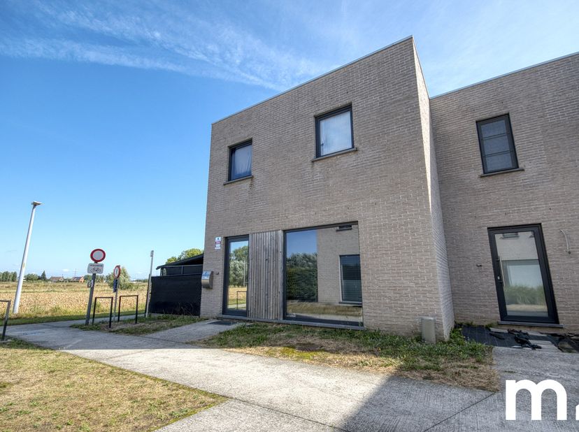 Recente woning met open zicht en rustige ligging te Kuurne.<br />
<br />
Deze recente woning, gebouwd in 2020, combineert modern wooncomfort met een r