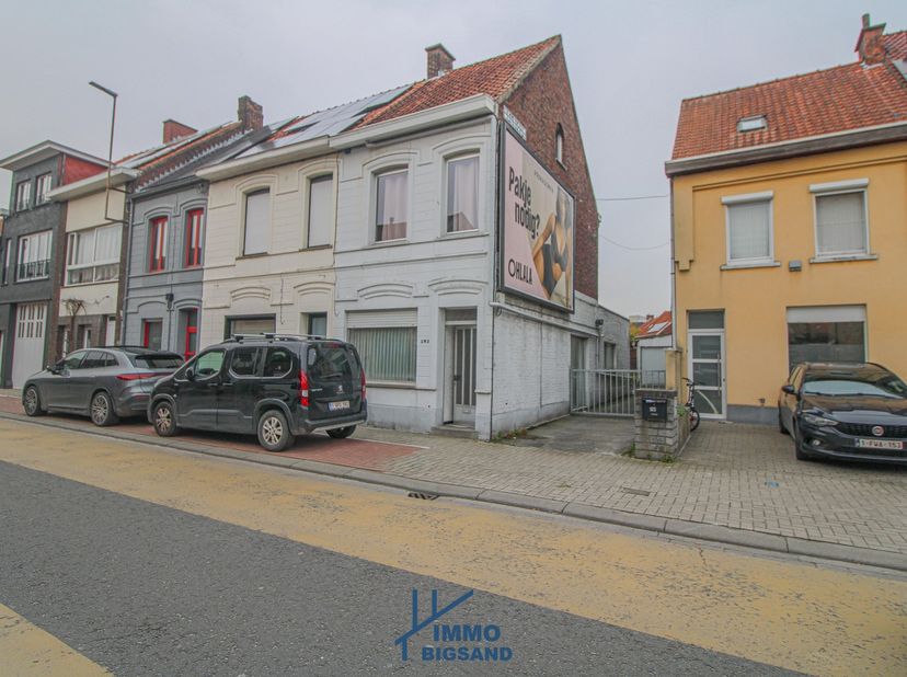 Deze te renoveren woning bevindt zich op een centrale ligging te Roeselare. Deze woning heeft een zij-oprit met garage met achterliggende tuin. Deze w