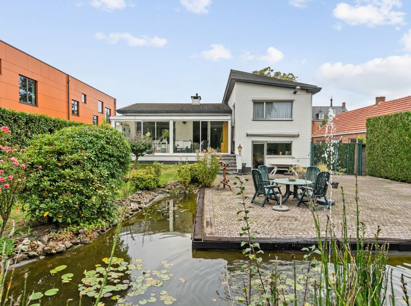 Deze vrijstaande woning bevindt zich in het aangename Arendonk en is de ideale gezinswoning door zijn centrale locatie en fraai aangelegde zuidoost ge