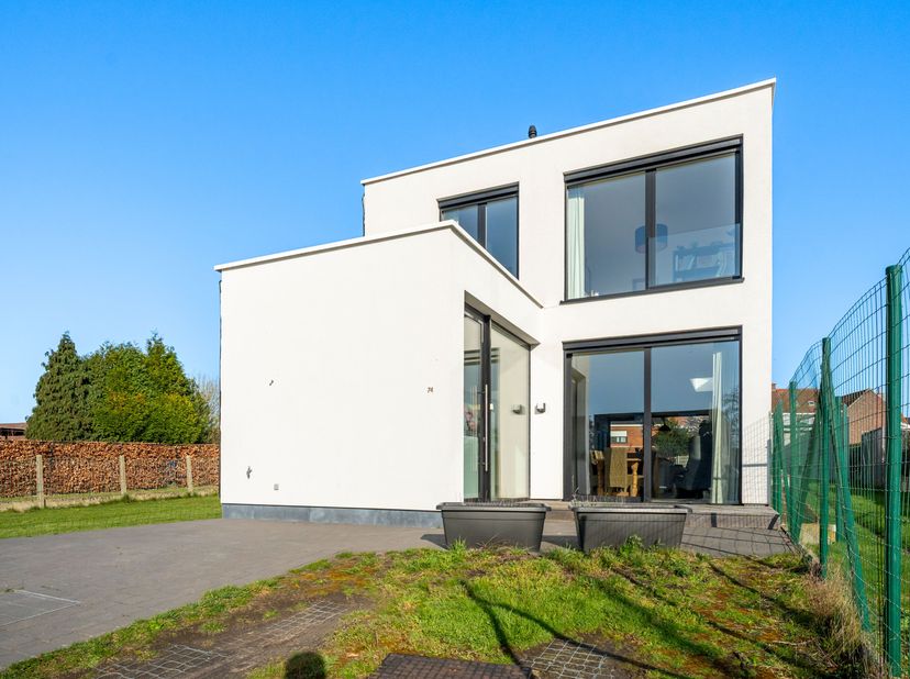 Energiezuinige topper te koop in Wevelgem  recente woning (2021)<br />
Je betreedt de woning via de inkomhal en komt vervolgens in de open leefruimte