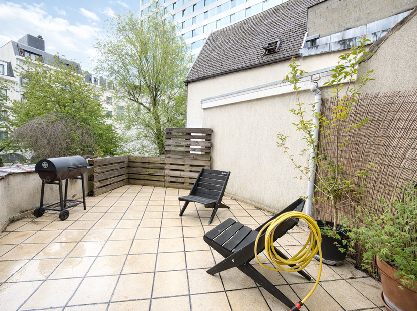 Dans le centre historique de Bruxelles, à deux pas de la Place Saint-Jean et de la Grand-Place, au 1ER étage d’une petite maison, superbe appartement