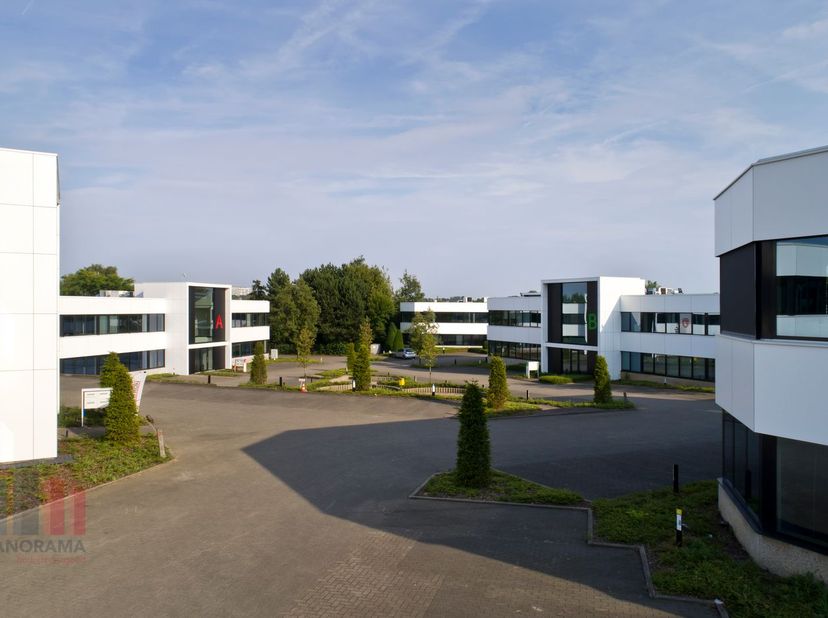Instapklare kantoorruimte van 135 m² in Groot-Bijgaarden<br />
Deze instapklare kantoorruimte geniet van een strategische ligging op slechts 700 meter