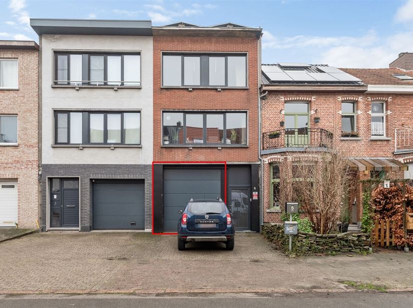 Magazijn te koop in Schoten in de Hendrik Van Antwerpenstraat.<br />
Goed gelegen magazijn met een totale oppervlakte van 225 m², waarvan 35 m² op de