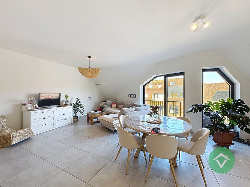 Dit ruim lichtrijke appartement is gelegen in het centrum van Gistel en biedt alle comfort voor een gezin. Met 3 slaapkamers en een bewoonbare oppervl