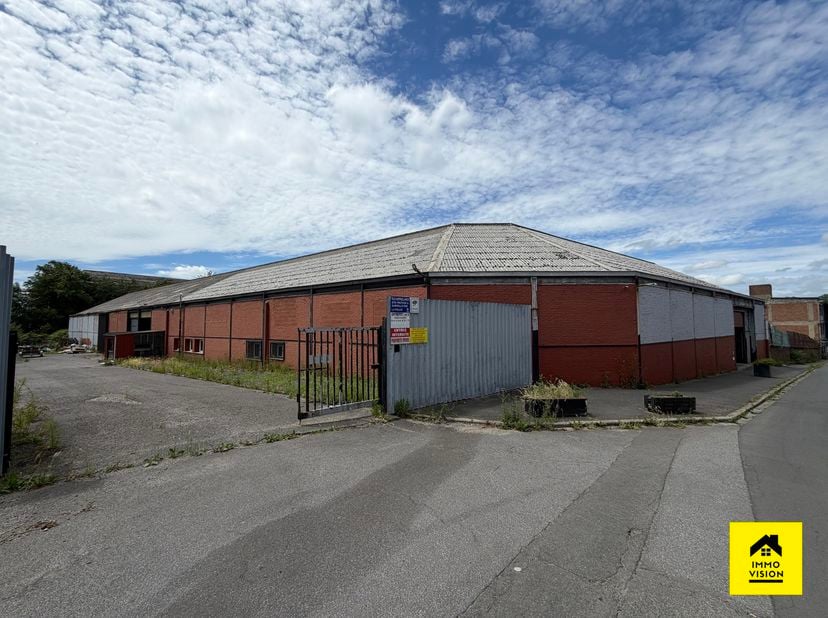<br />
IMMO VISION vous propose à la vente un vaste entrepôt de +/- 1700m² sur un terrain d'environ 3500 m² offrant une opportunité rare sur le march