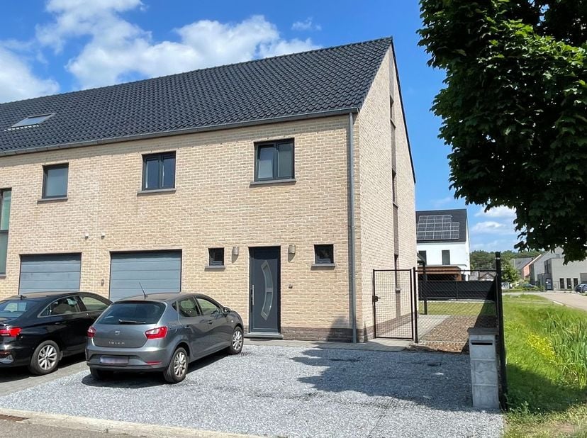 Deze rustig gelegen half-open bebouwing heeft een bewoonbaar oppervlakte van 160m²!<br />
<br />
Op het gelijkvloers een lichtrijke leefruimte dat aan