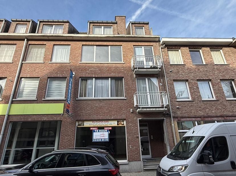 Commercieel gelijkvloers op supercentrale ligging in het stadscentrum van Lier. +/- 81 m².<br />
<br />
Indeling:<br />
Winkelruimte op tegels.<br />