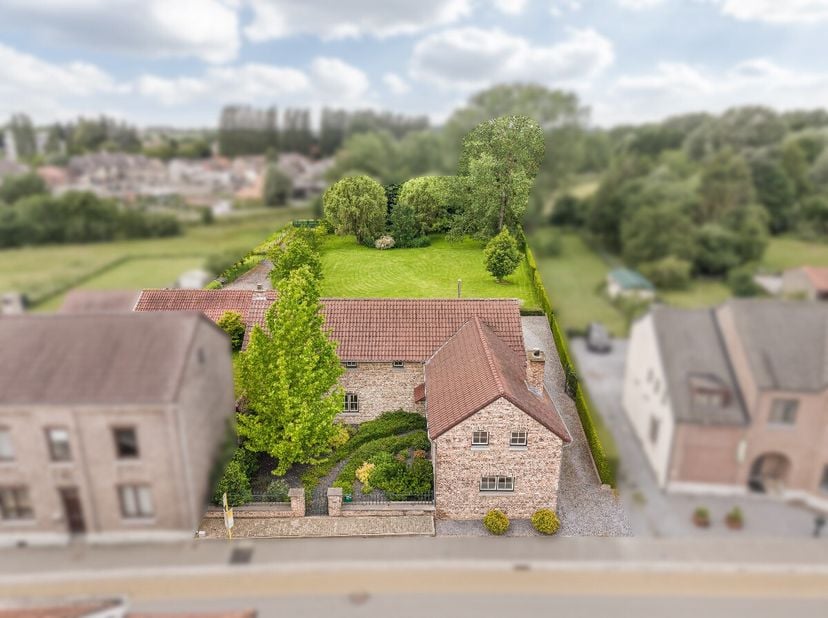 Dit karaktervolle villa-landhuis combineert authentieke charme met ruimte, comfort en uitzonderlijk veel mogelijkheden. Gelegen op een prachtig percee