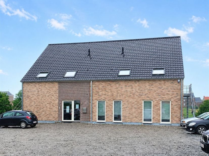 Cet agréable et lumineux appartement bénéficie d’une situation avantageuse, avec un accès aisé à l’A8. Il se compose d’un spacieux séjour avec cuisine
