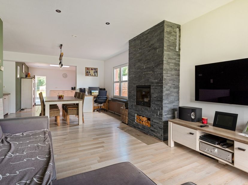 Woning met 4 slpk op prachtig perceel van 10a 21ca<br />
<br />
Bent u op zoek naar een woning die u volledig naar eigen smaak kunt renoveren/modern